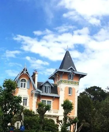 Dans Jolie 1900 Apartment