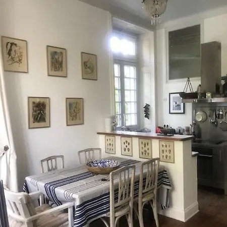 Dans Jolie 1900 Apartment